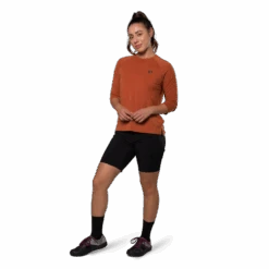 Pearl Izumi Women's Canyon Merino 3/4 Sleeve Jersey -Pearl Izumi 19222305 IE6 WmnsCanyonMerino3QtrJersey onBody 1