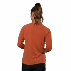 Pearl Izumi Women's Canyon Merino 3/4 Sleeve Jersey -Pearl Izumi 19222305 IE6 WmnsCanyonMerino3QtrJersey onBody 2